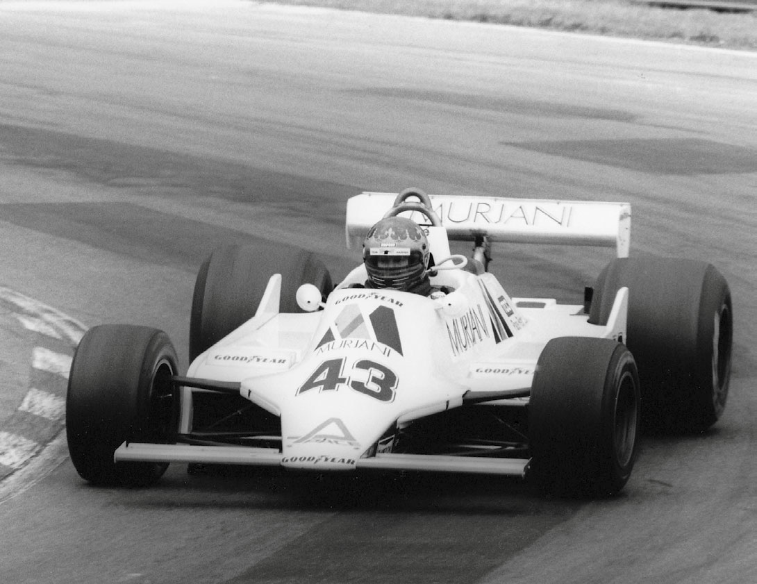 Stoßdämpferdefekt und rüpelhafte Fahrweise der männlichen Kollegen: Beim britischen Grand Prix 1980 in Brands Hatch verpasste sie mit dem Macdonald-Williams FW 07 die Qualifikation für das Rennen.
