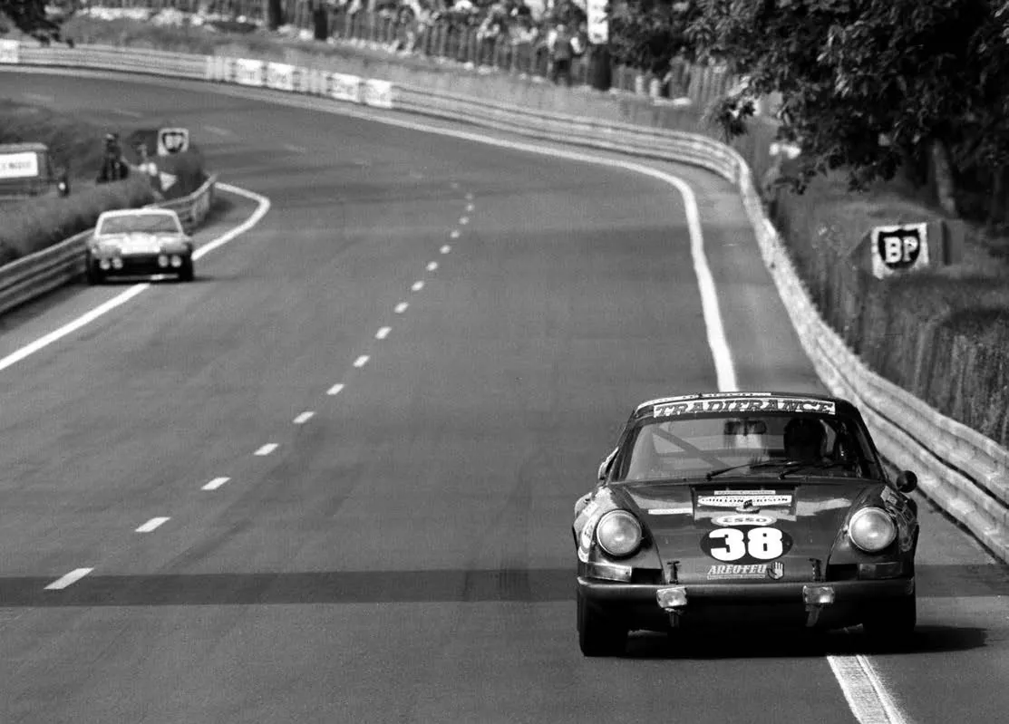 Vom ersten Start an dort war Le Mans eine ausgesprochene Spezial-Disziplin des Jürgen Barth: hier 1971 im Porsche 911 EC als Zweiter bei den GTs