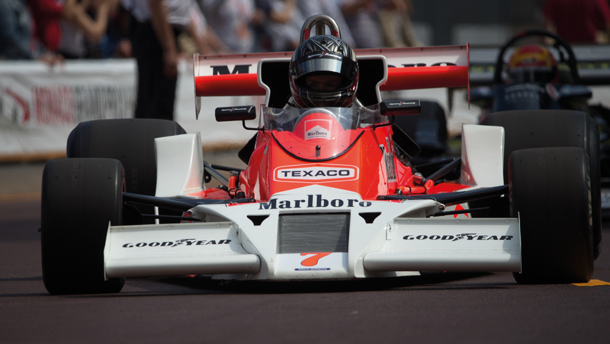 Grand Prix de Monaco: Gesamtsieger Serie F: der Brite Michael Lyons im McLaren M 26